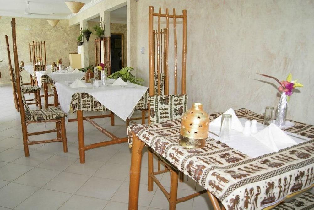 Bamboo Garden Hotel Серекунда Экстерьер фото
