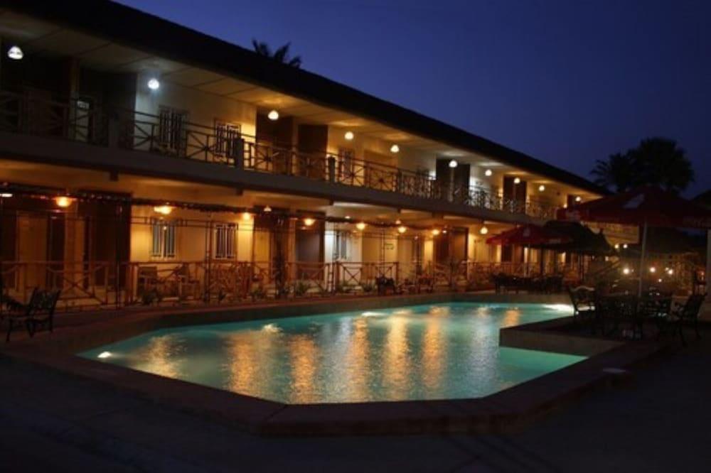 Bamboo Garden Hotel Серекунда Экстерьер фото