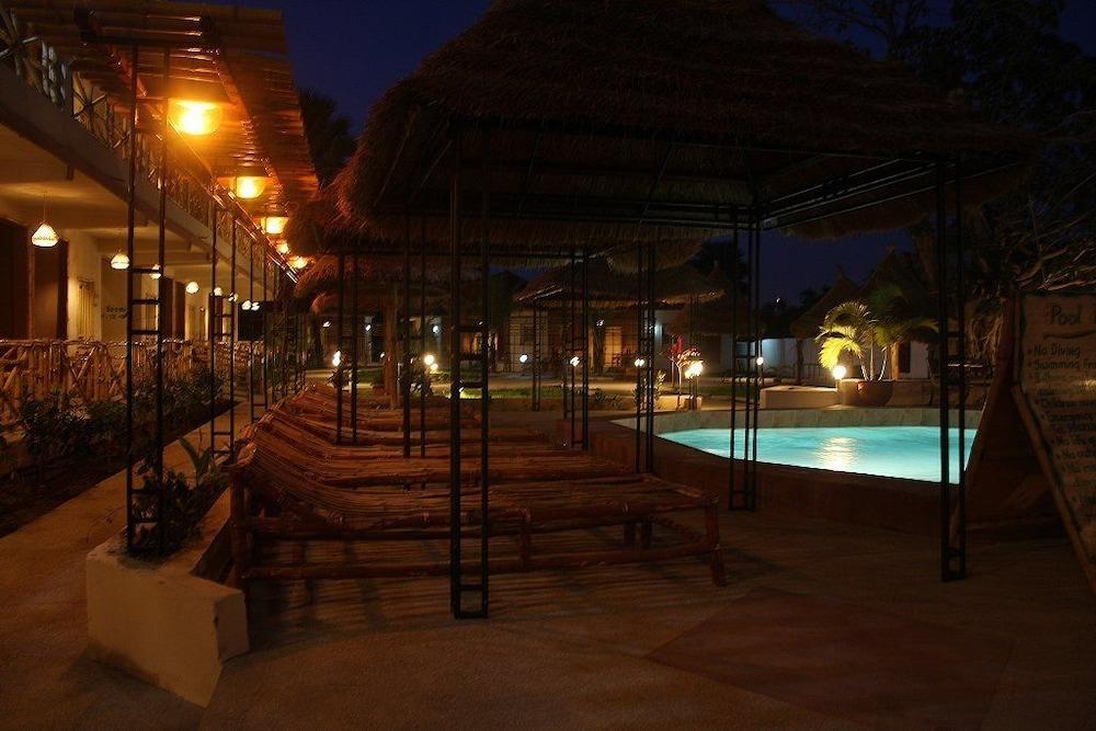 Bamboo Garden Hotel Серекунда Экстерьер фото