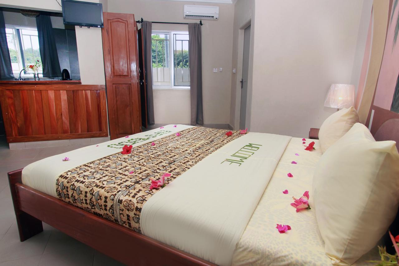 Bamboo Garden Hotel Серекунда Экстерьер фото